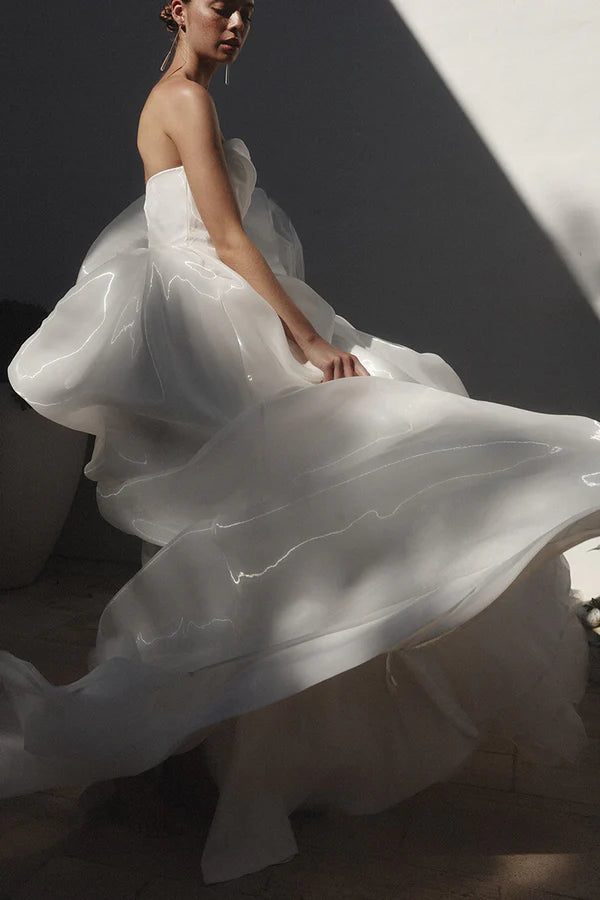 Abito da sposa in stile country con scollo a cuore e spacco alto